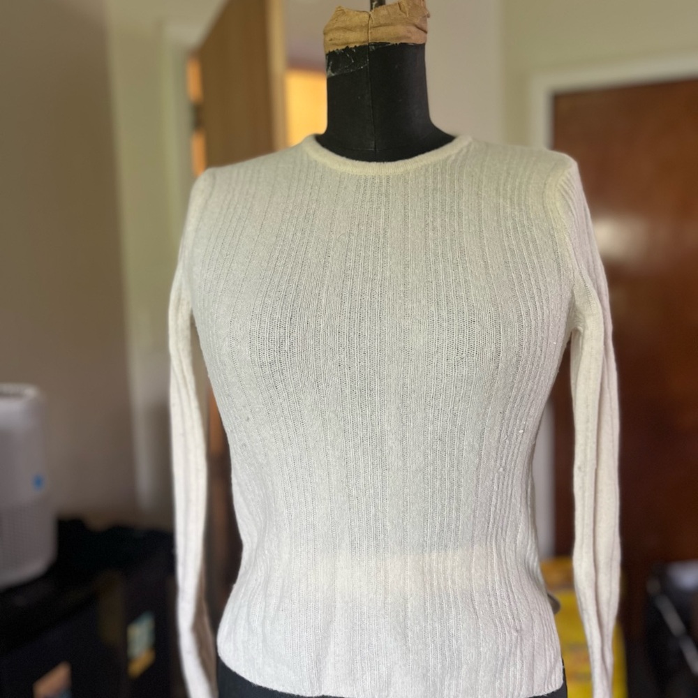 Abercrombie & Fitch White Crew Neck Sweater Timeless Design